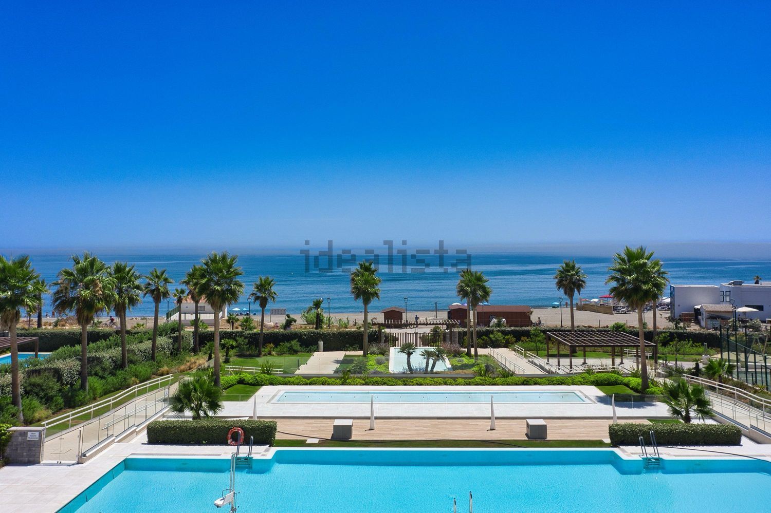 Piso en primera línea de playa en Estepona — Vista mar
