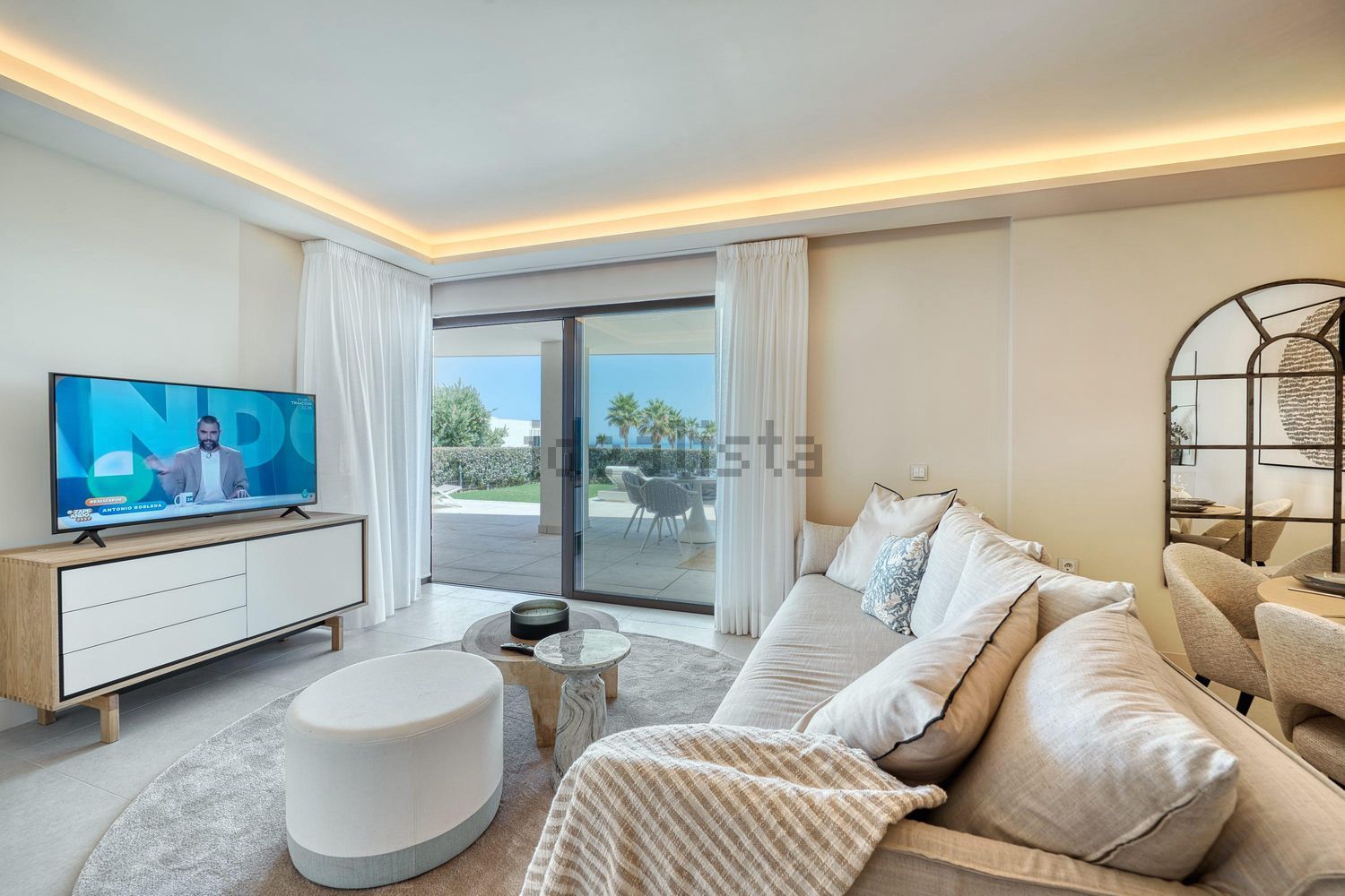 Piso en primera línea de playa en Estepona — Salón