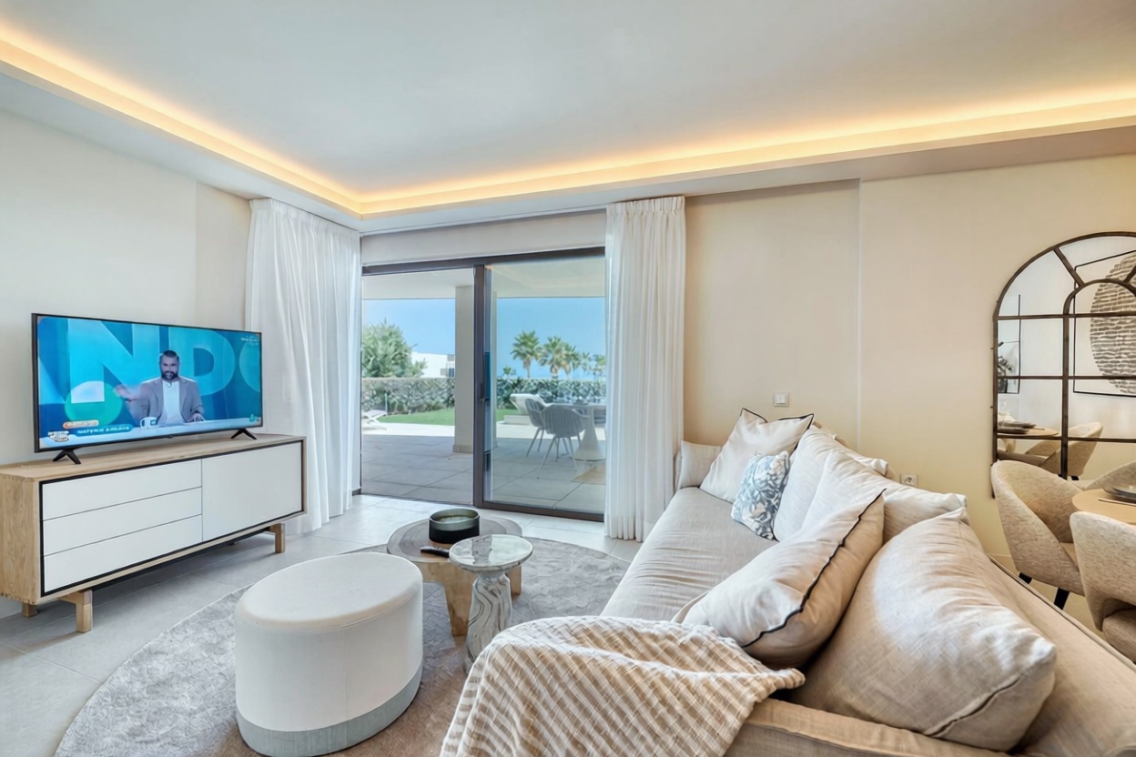 Appartement en première ligne de plage à Estepona — Séjour