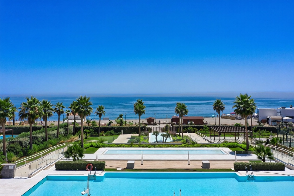 Appartement en première ligne de plage à Estepona — Vue mer