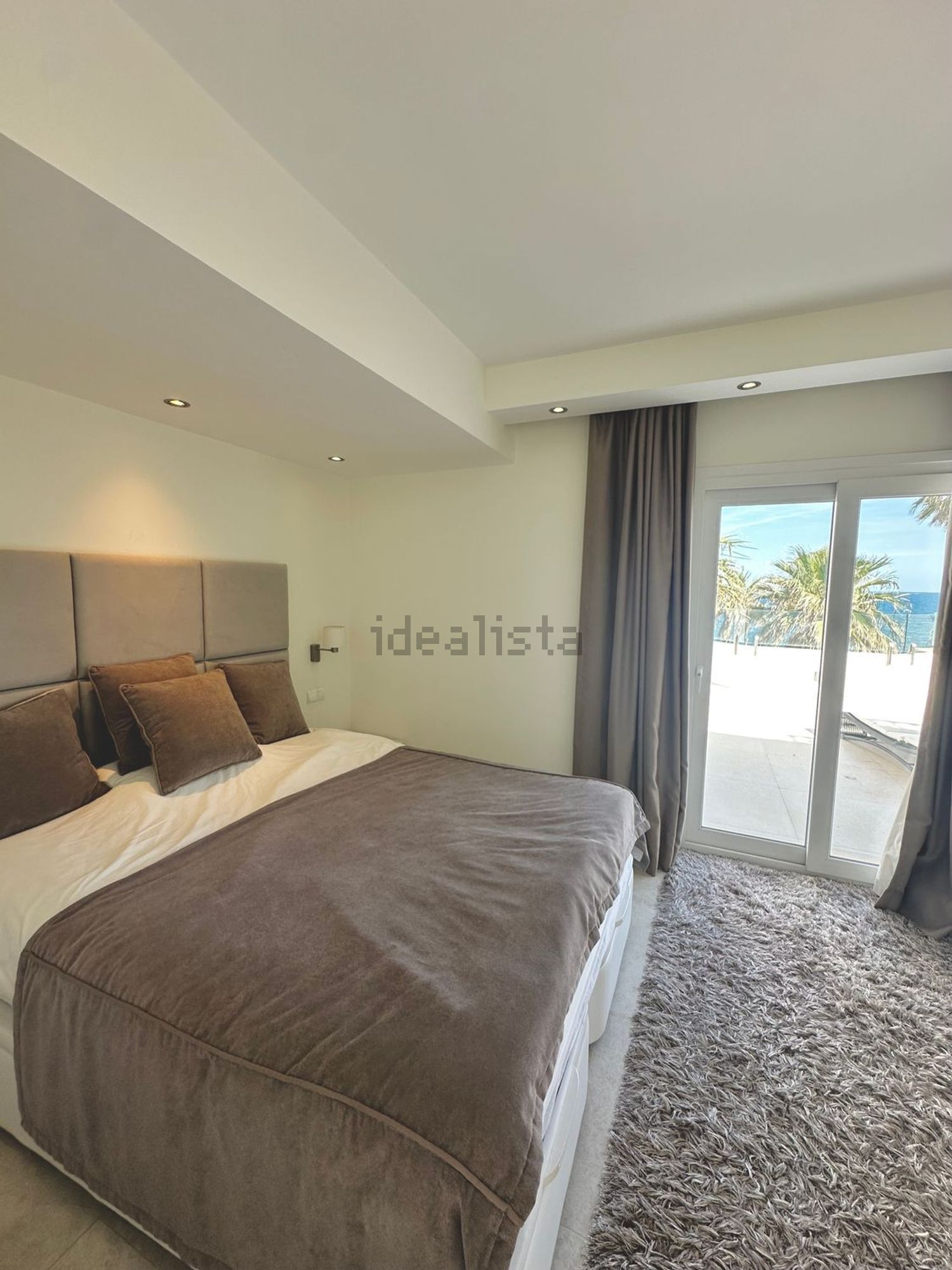 Ático en primera línea de mar en Estepona — Dormitorio