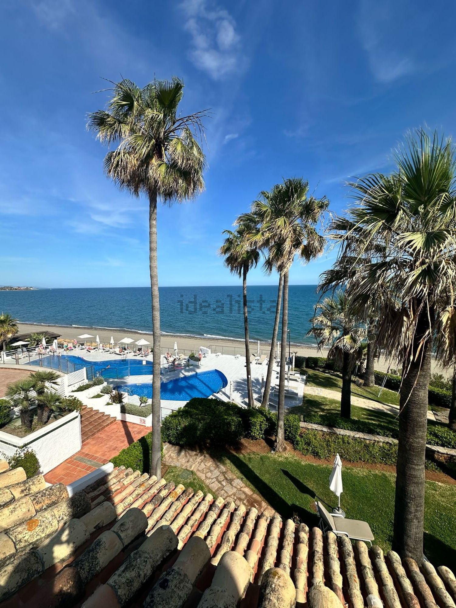 Ático en primera línea de mar en Estepona — Vista mar