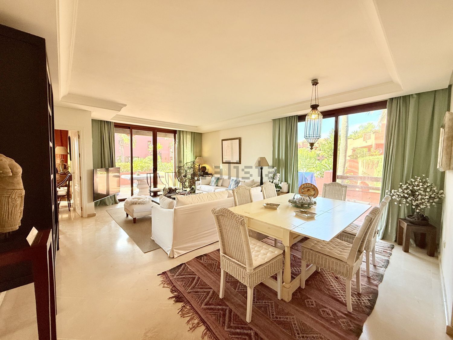 Beachfront flat in Estepona — Living room