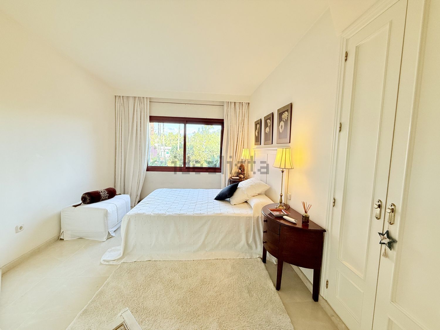Beachfront flat in Estepona — Bedroom