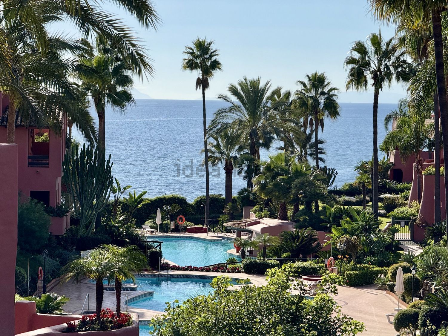 Beachfront flat in Estepona — Sea view
