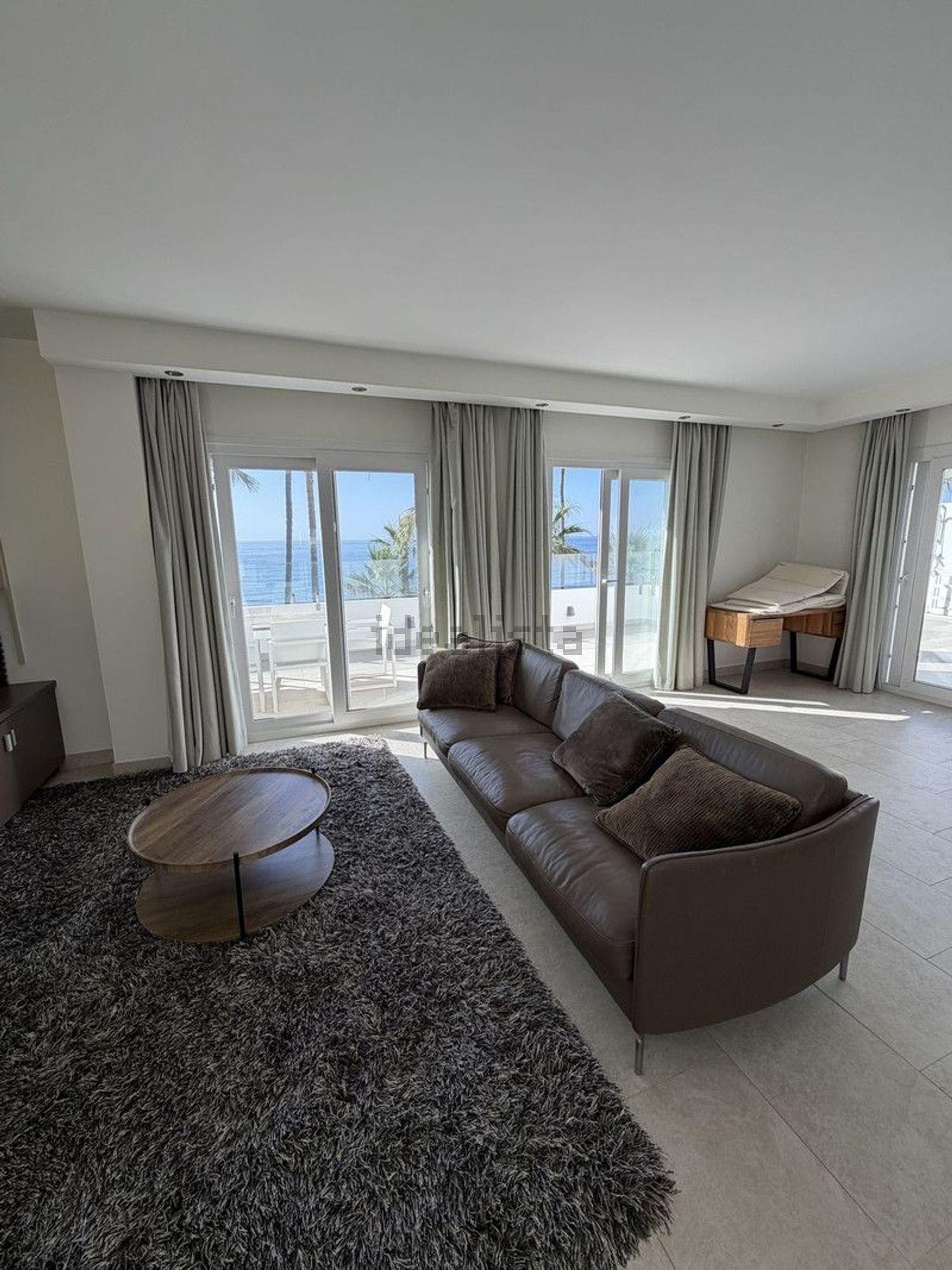 Seafront attic in Estepona — Living room
