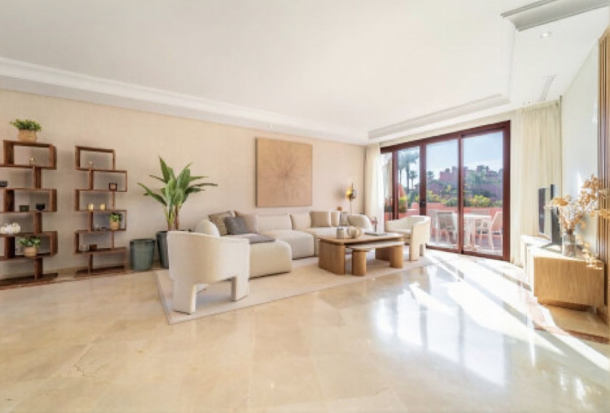 Seafront attic in Estepona — Living room