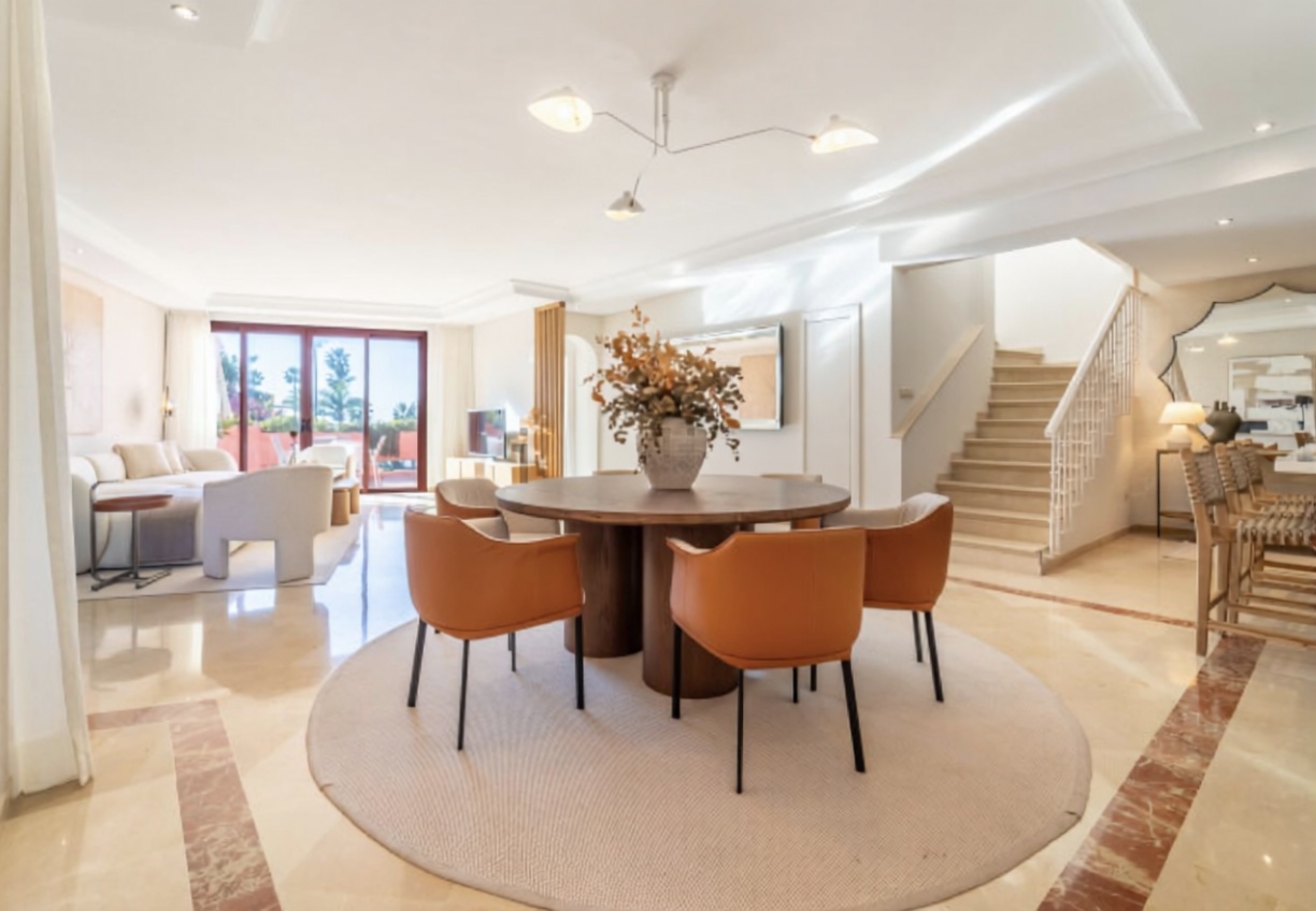 Seafront attic in Estepona — Dining room