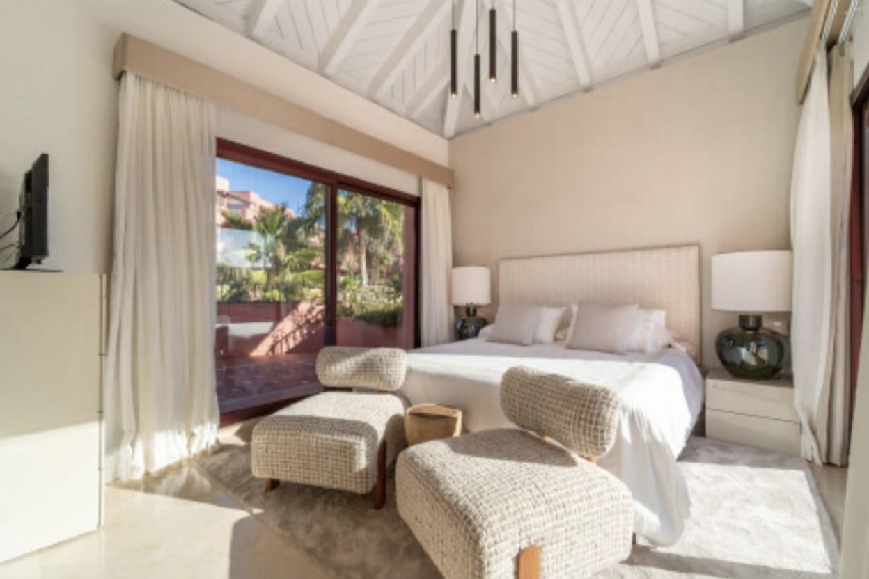 Seafront attic in Estepona — Bedroom