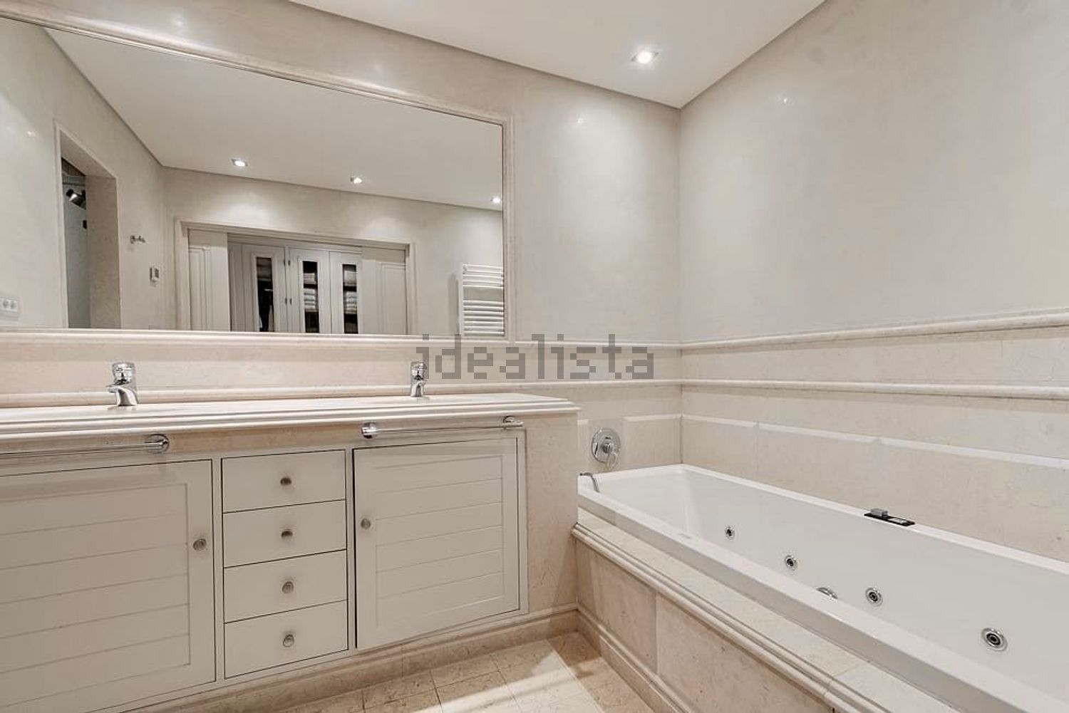 Beachfront flat in Estepona — Bathroom