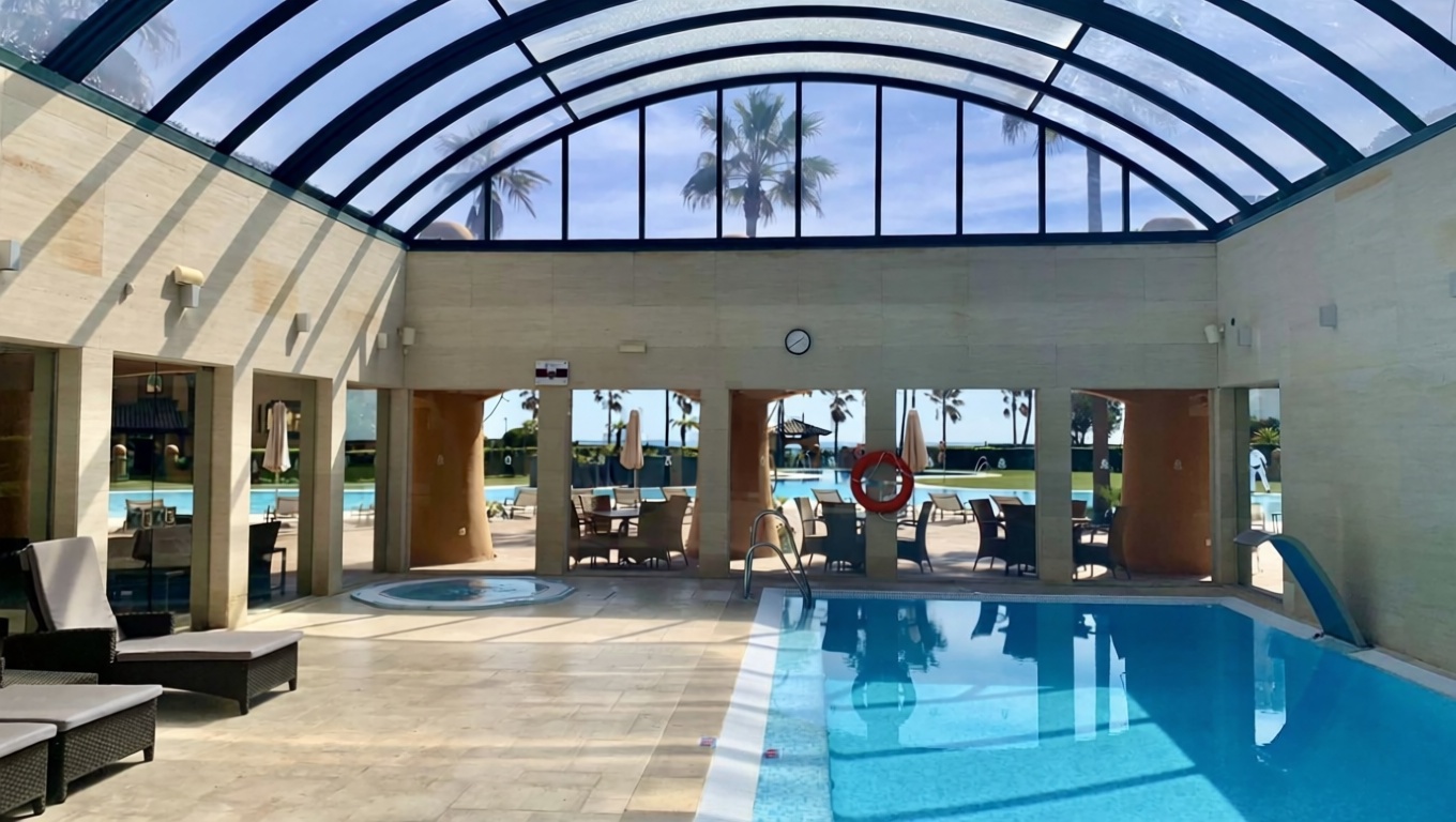 Beachfront flat in Estepona — Pool