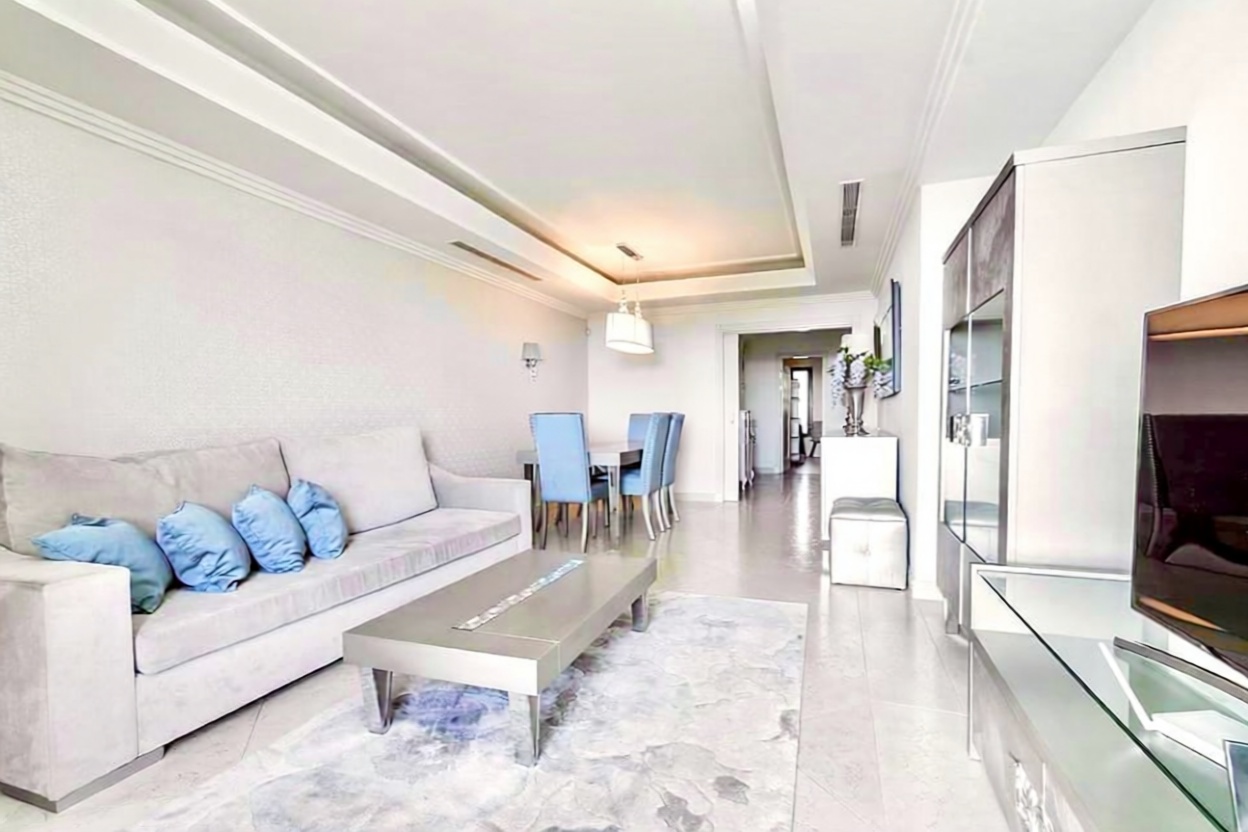 Beachfront flat in Estepona — Living room