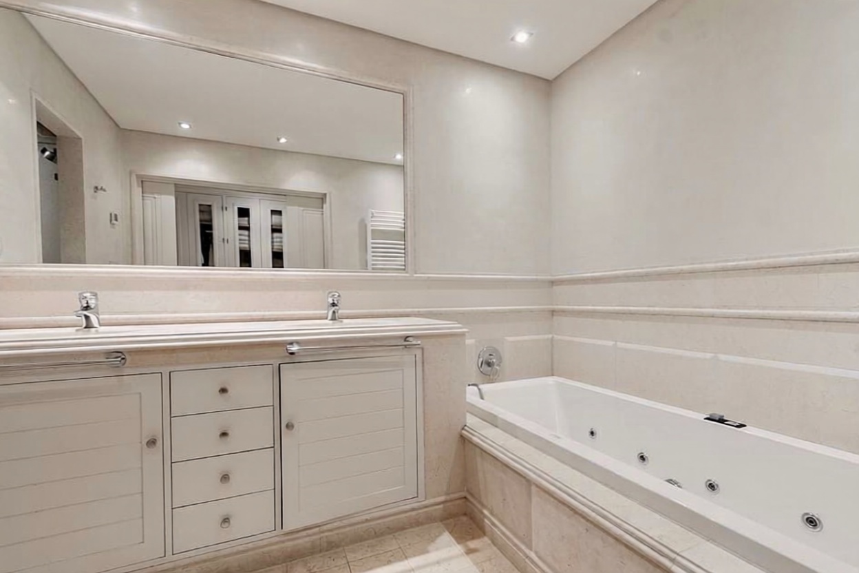 Beachfront flat in Estepona — Bathroom