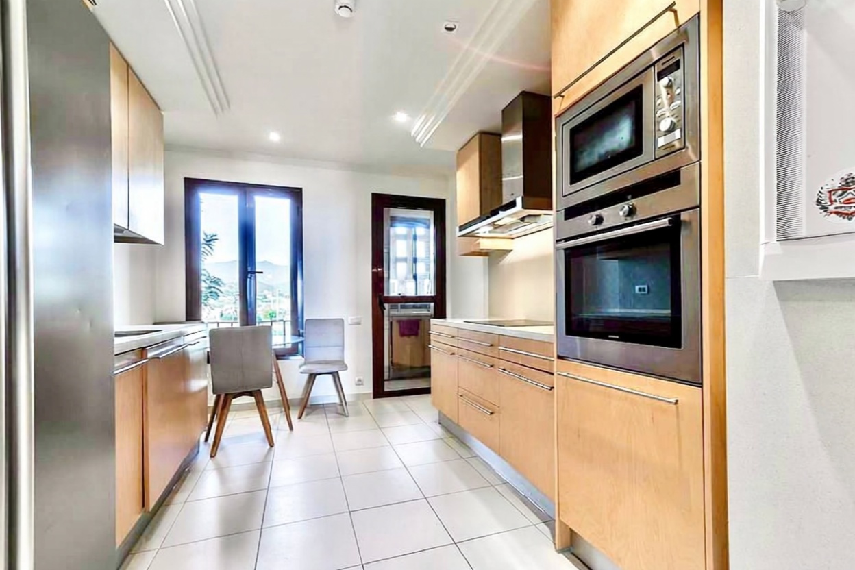 Beachfront flat in Estepona — Kitchen