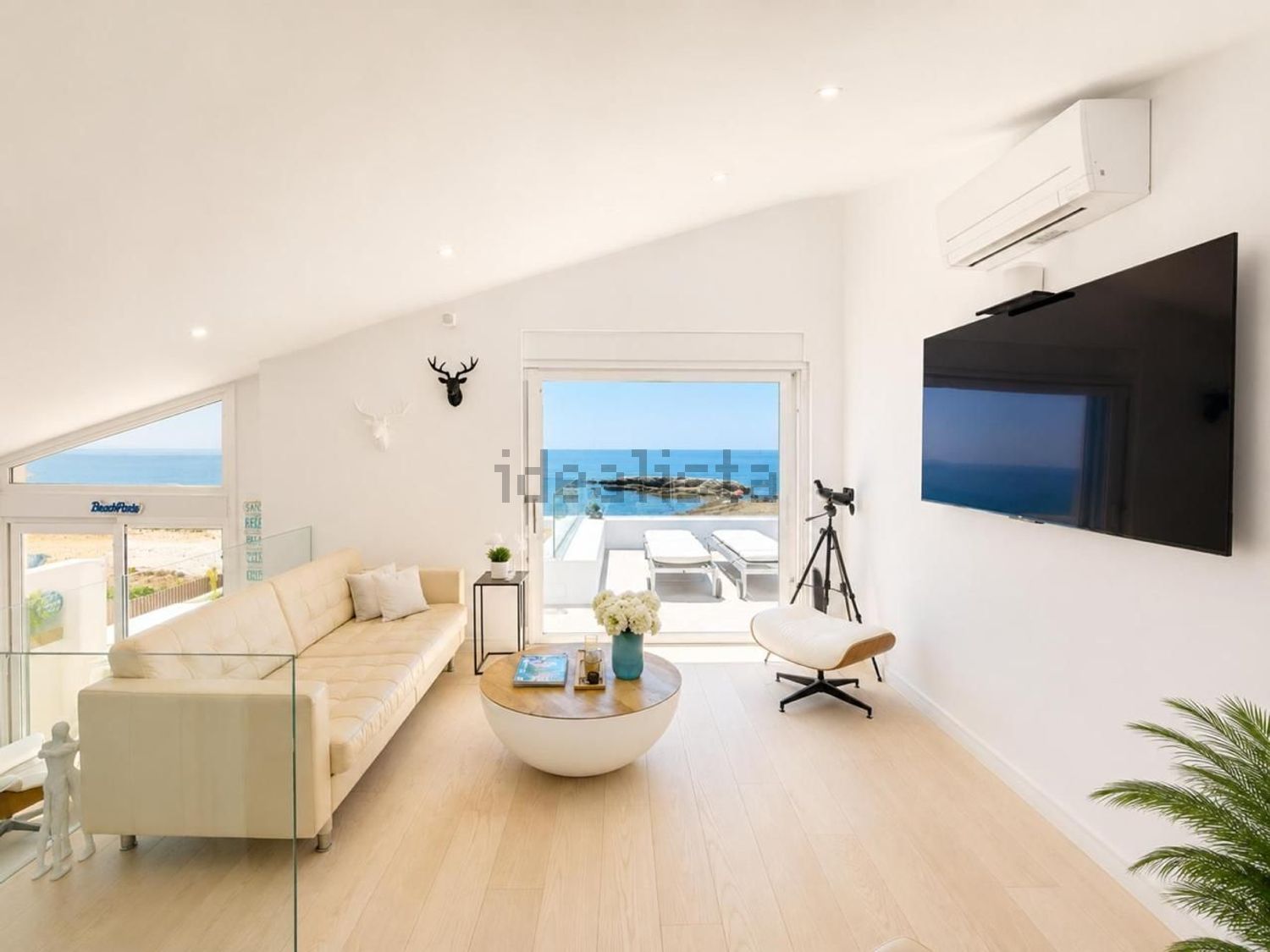 Chalet with direct beach access in Estepona — Living room