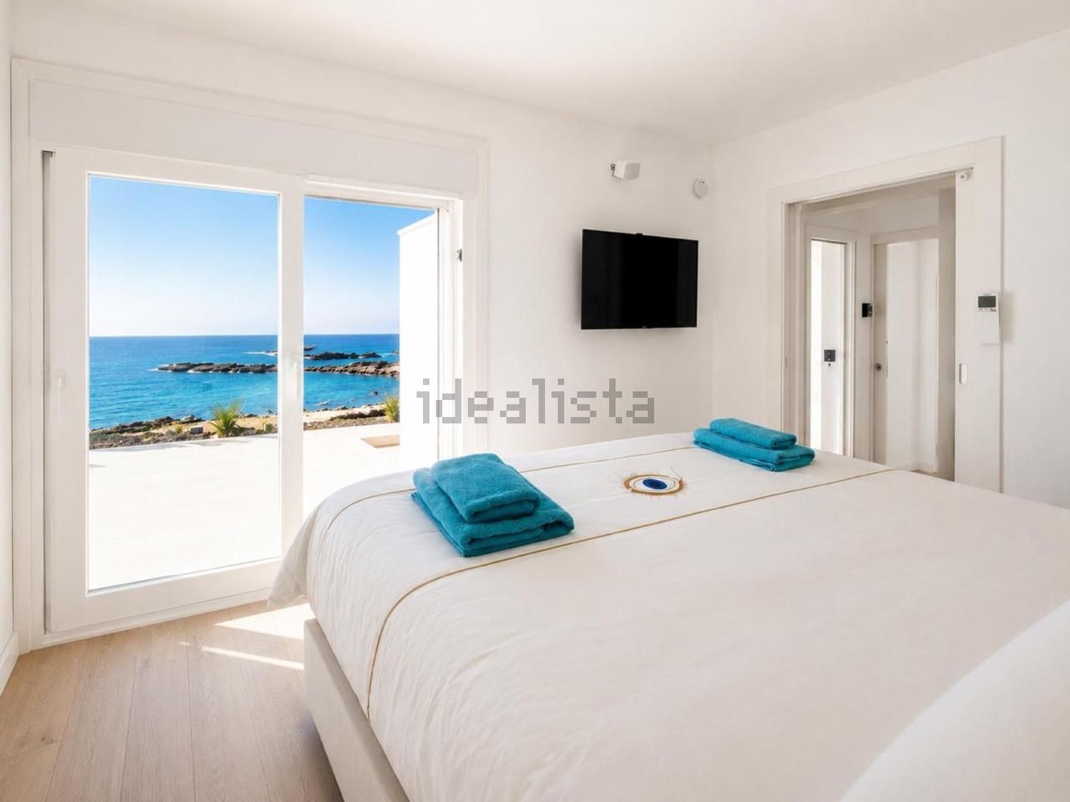 Chalet with direct beach access in Estepona — Bedroom