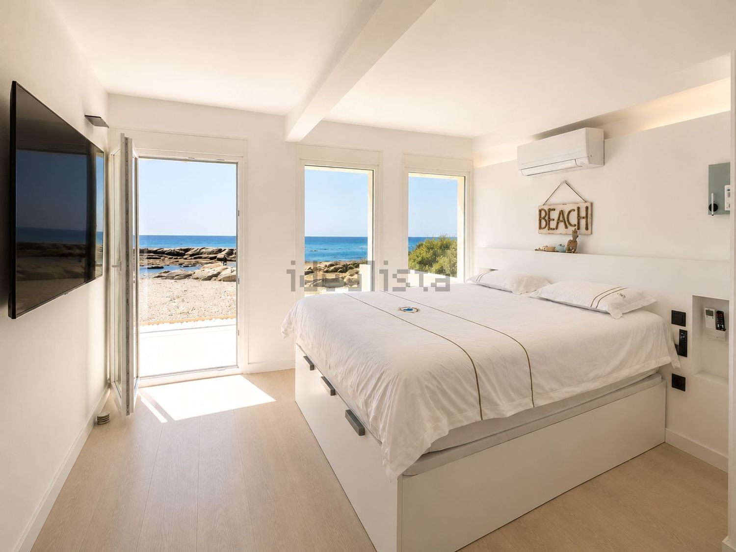 Chalet with direct beach access in Estepona — Bedroom