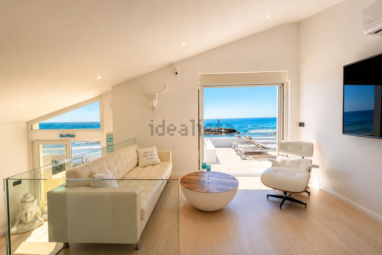 Chalet with direct beach access in Estepona — Living room