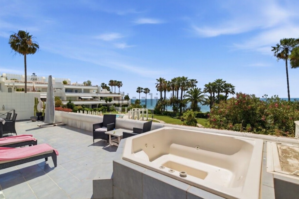 Duplex em primeira linha de praia em Estepona
