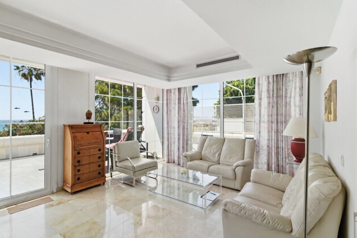 Duplex in erste Strandlinie in Estepona — Wohnzimmer