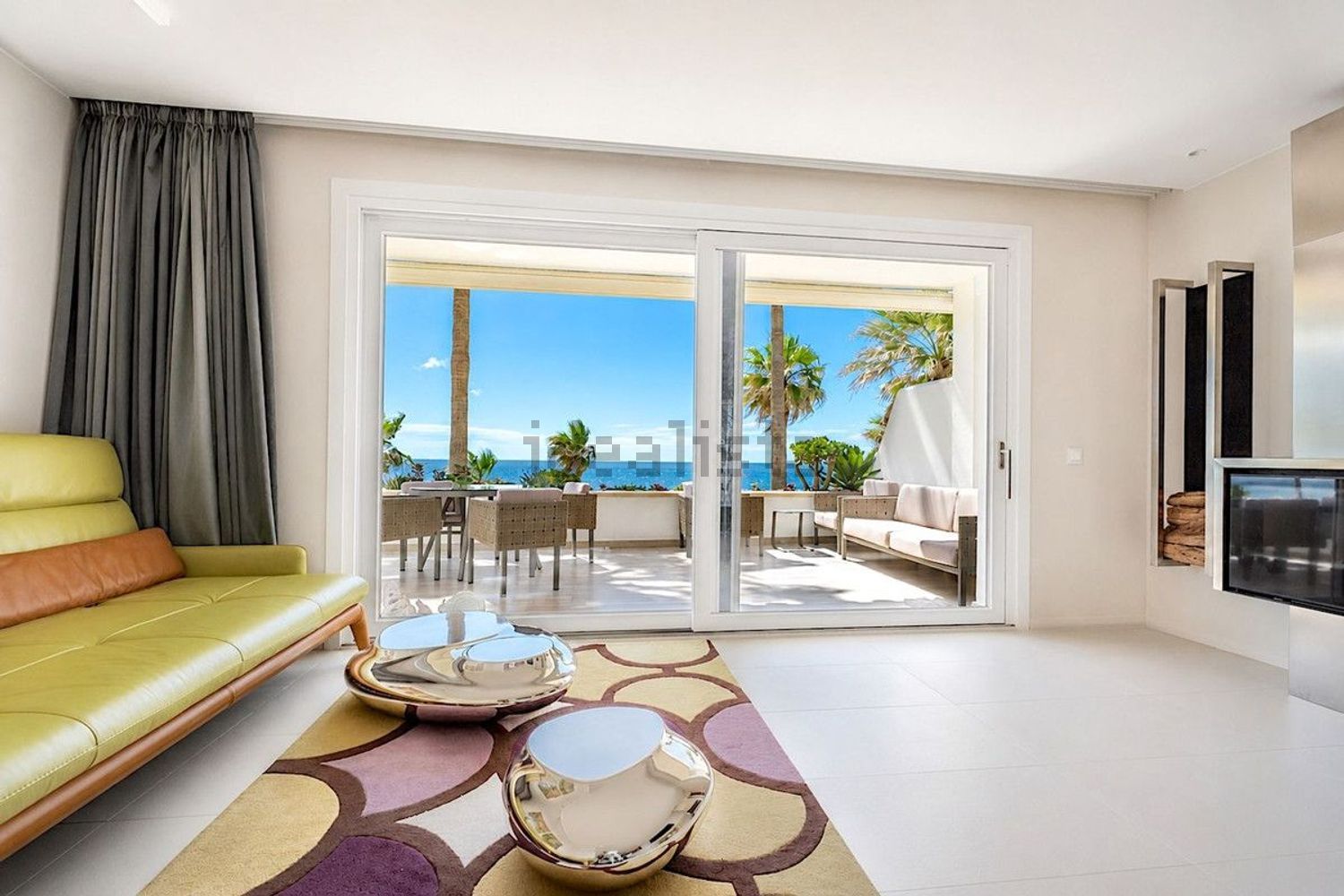 Apartamento em primeira linha de praia em Estepona — Sala