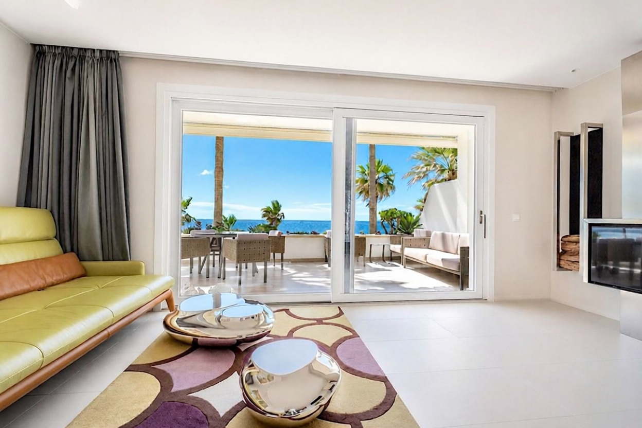 Beachfront flat in Estepona — Living room