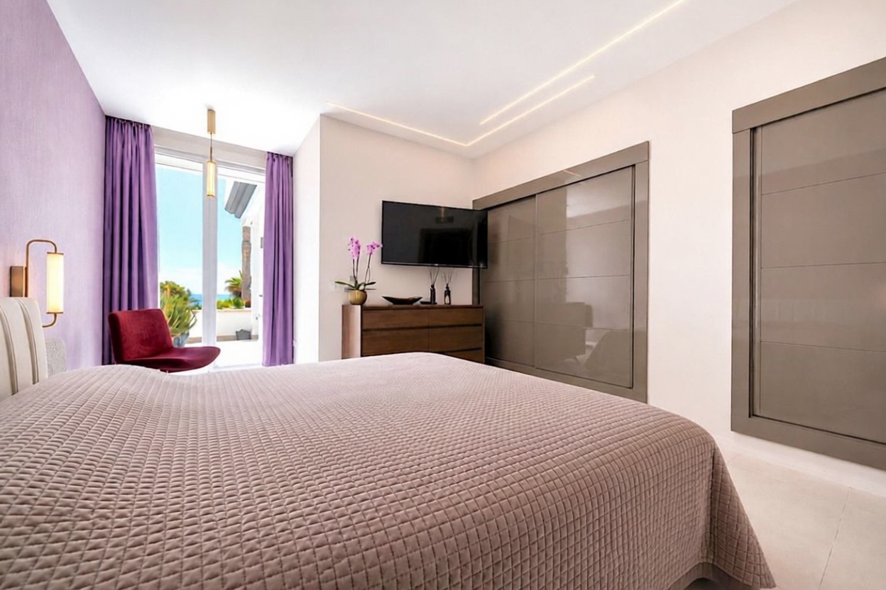 Beachfront flat in Estepona — Bedroom