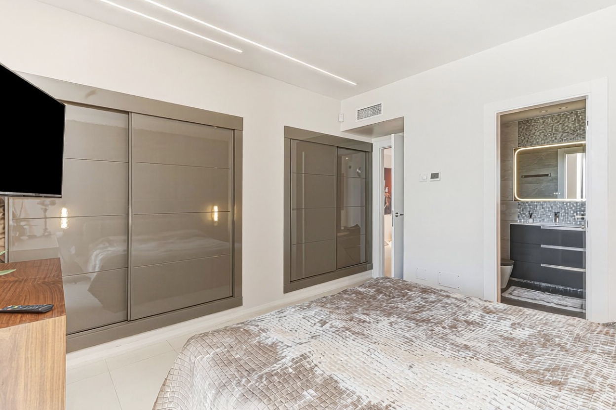 Piso en primera línea de playa en Estepona — Dormitorio