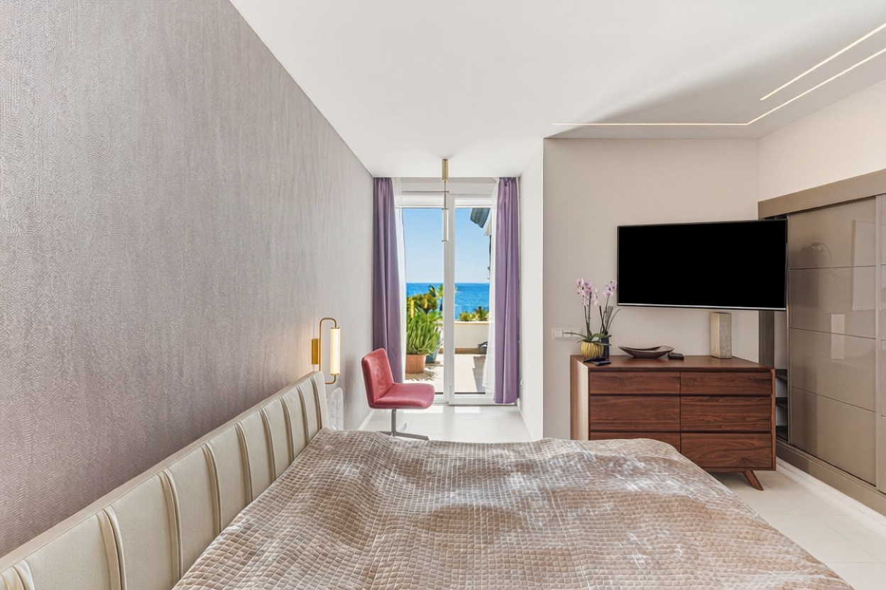 Piso en primera línea de playa en Estepona — Dormitorio