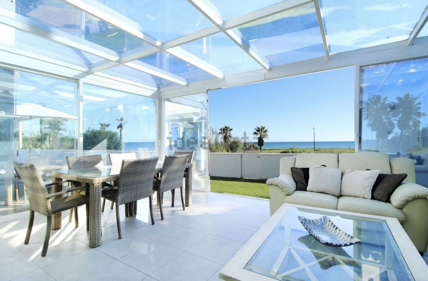 Chalet con acceso directo a playa en Estepona — Comedor