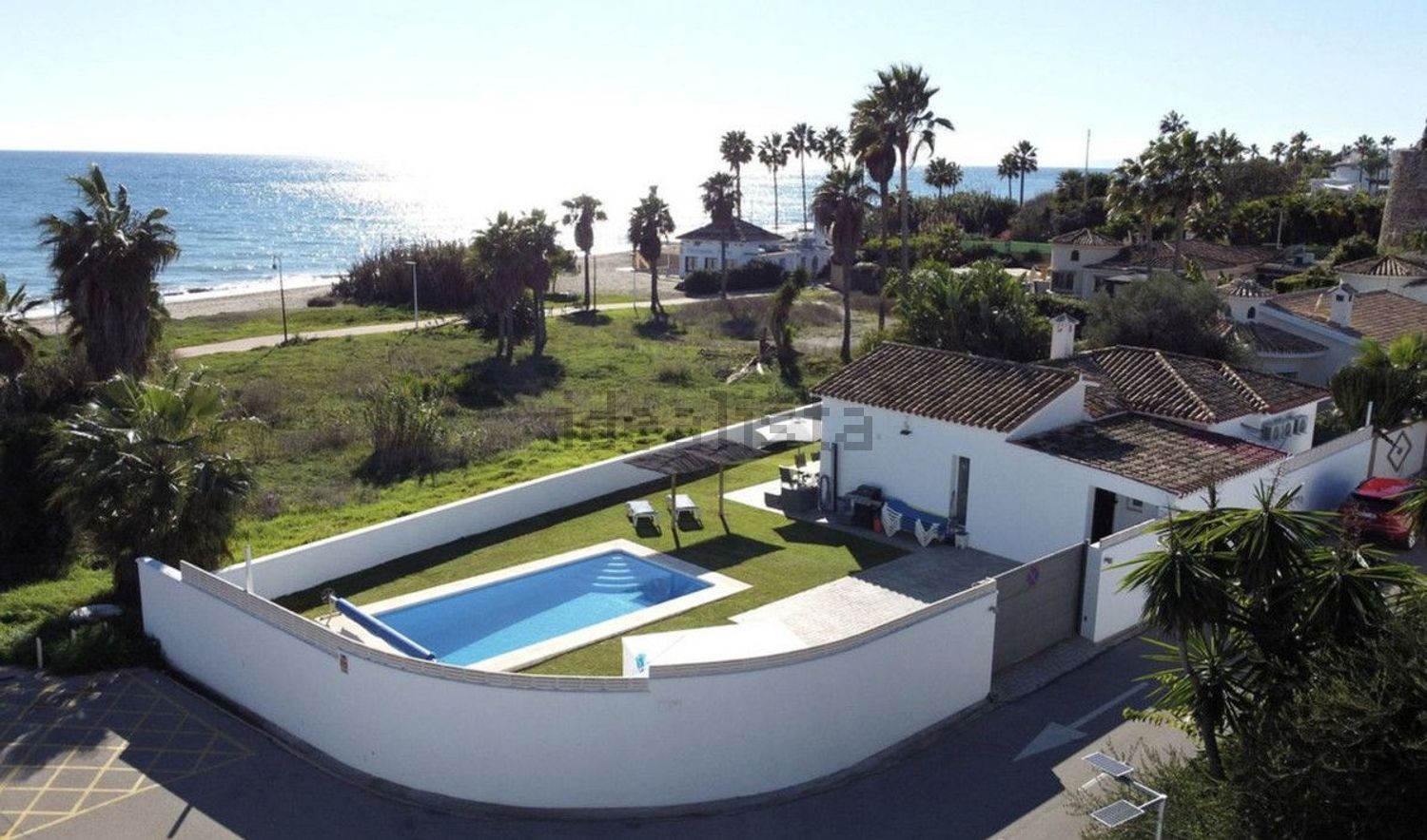 Chalet con acceso directo a playa en Estepona — Aérea