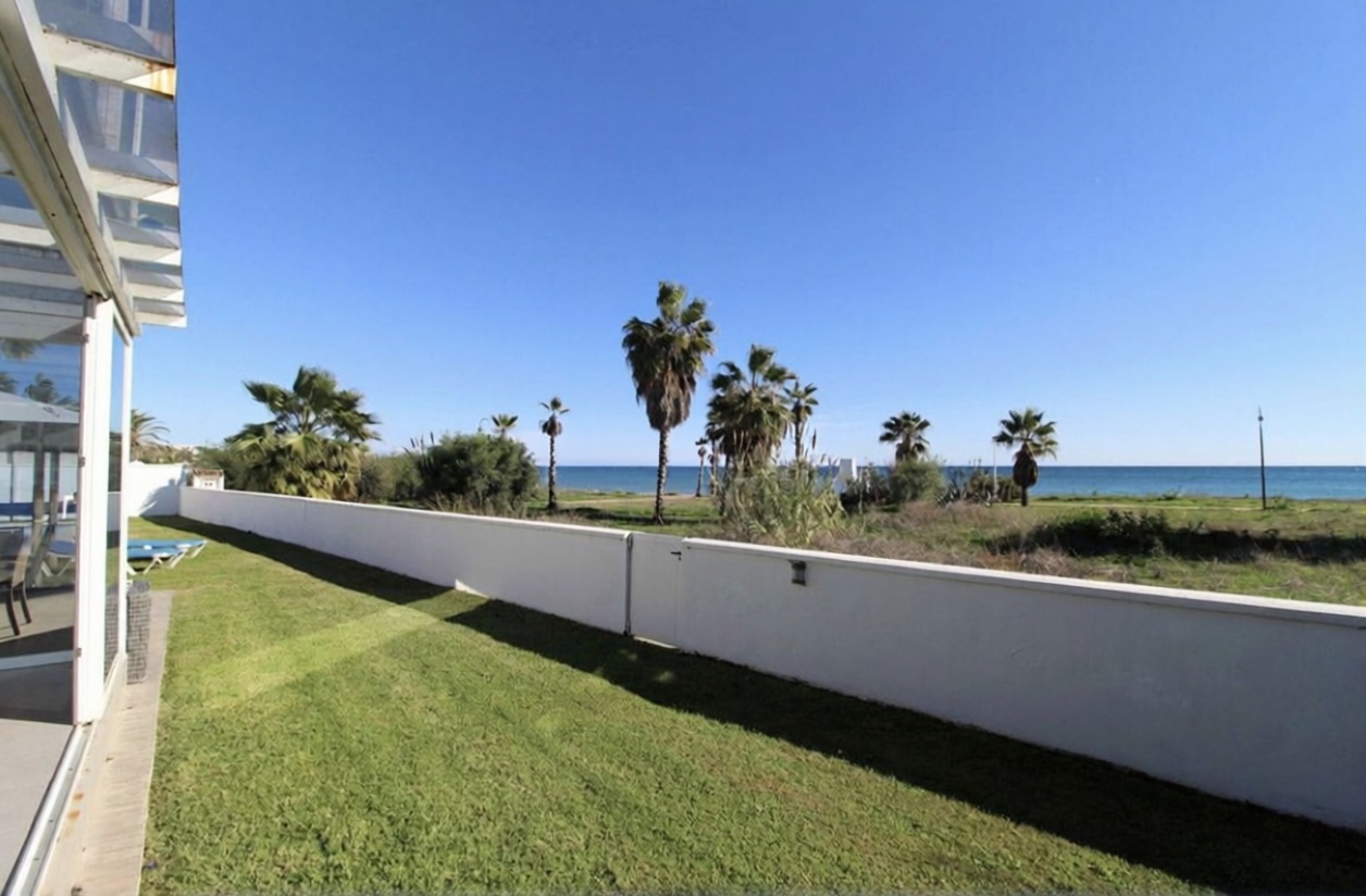 Шале с прямой выход на пляж в Estepona — Морской вид