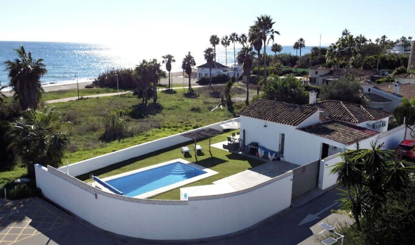 Шале с прямой выход на пляж в Estepona — Аэрофото