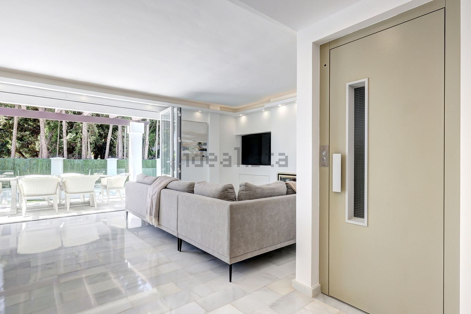 Chalet com acesso direto à praia em Estepona — Sala
