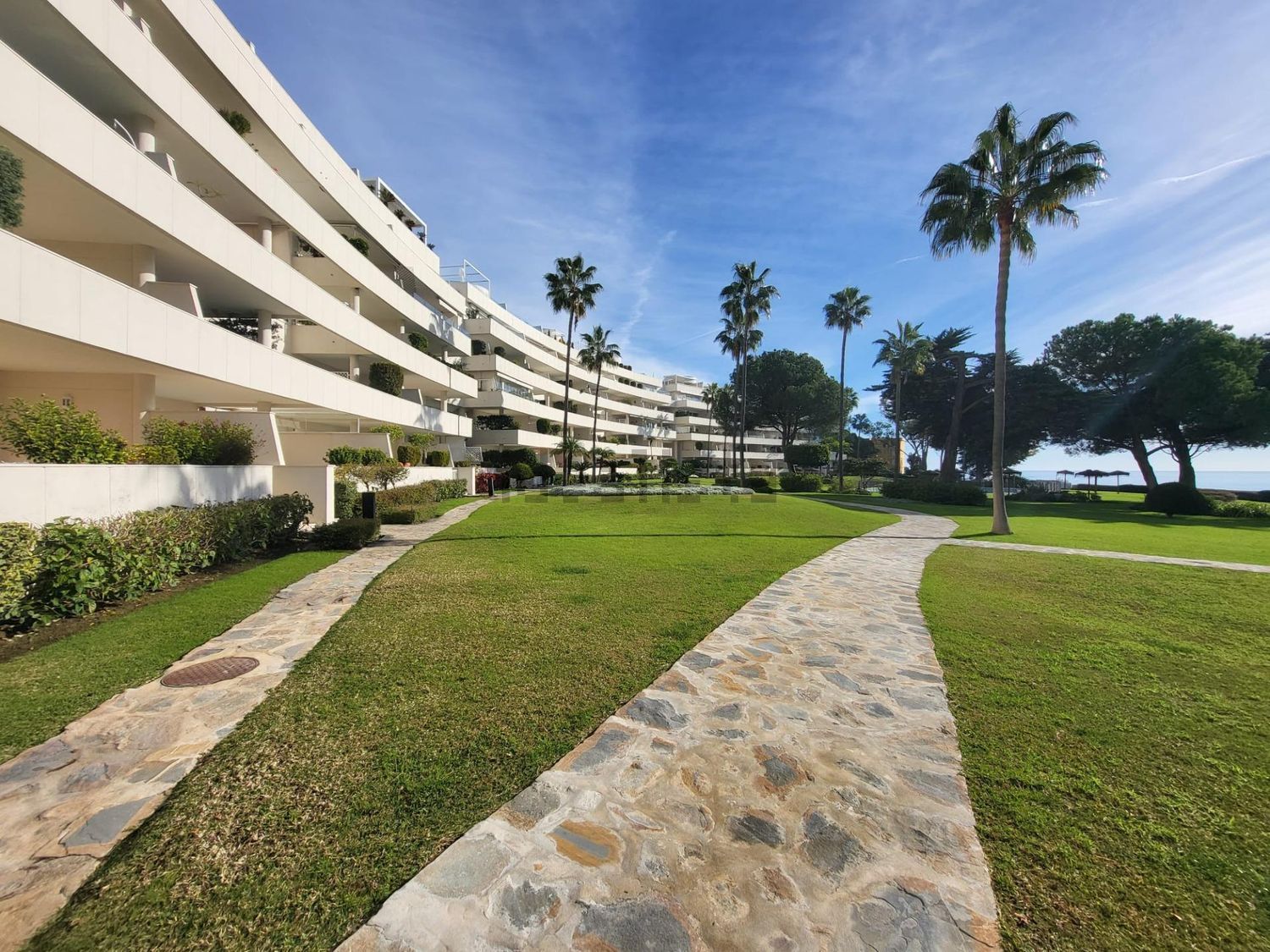 Beachfront flat in Estepona — Sea view