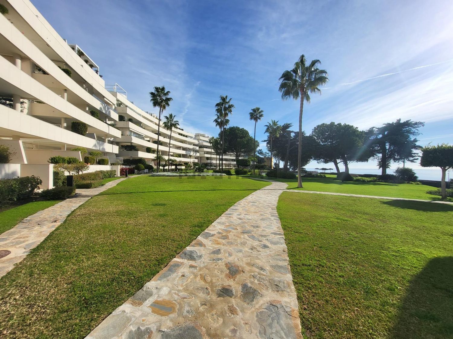 Beachfront flat in Estepona — Sea view