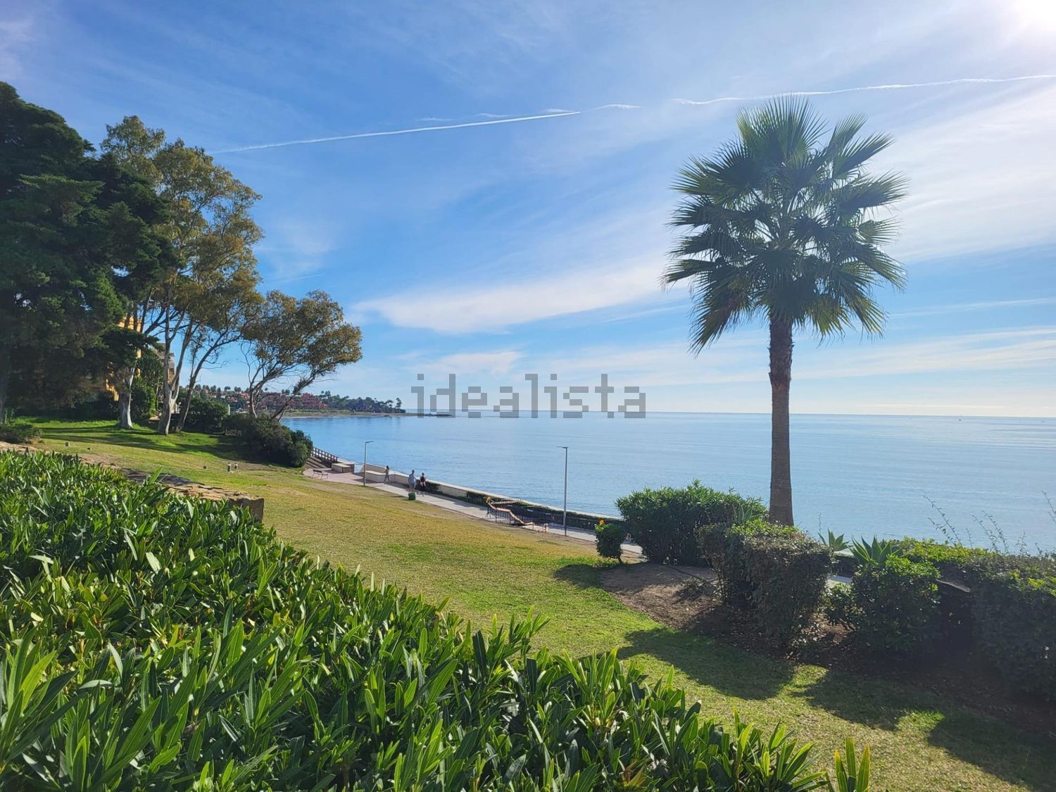 Beachfront flat in Estepona — Sea view