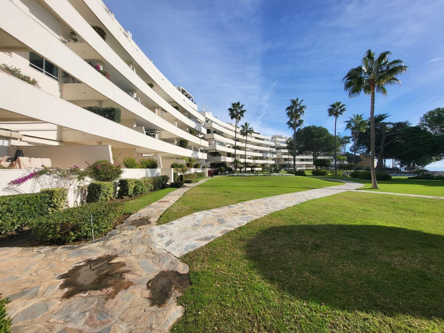 Beachfront flat in Estepona — Sea view