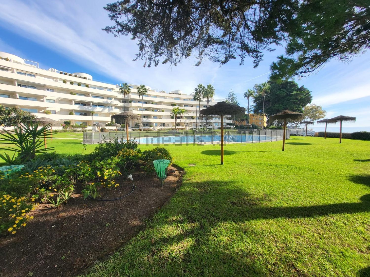 Beachfront flat in Estepona — Sea view