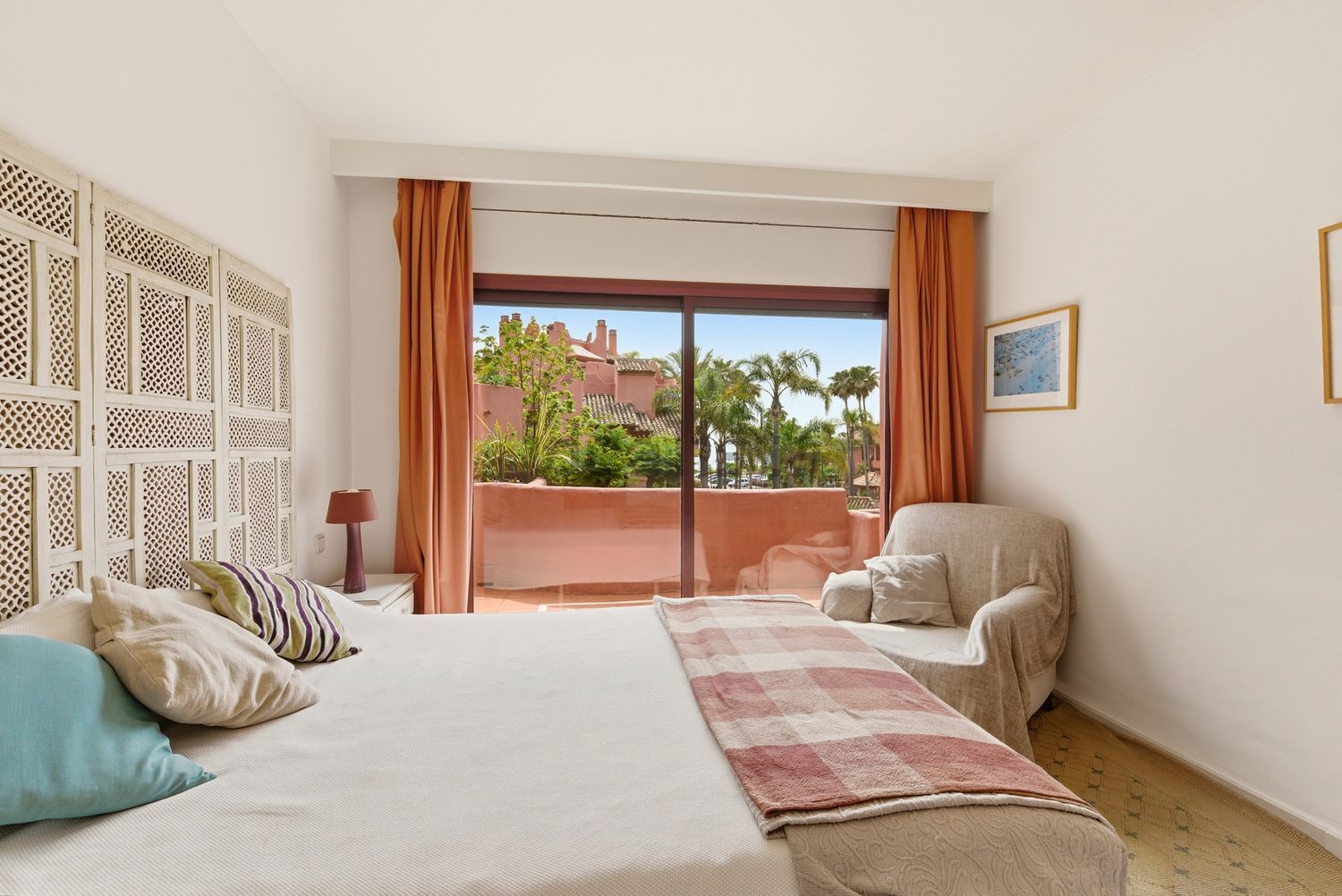 Dúplex en primera línea de playa en Estepona — Dormitorio