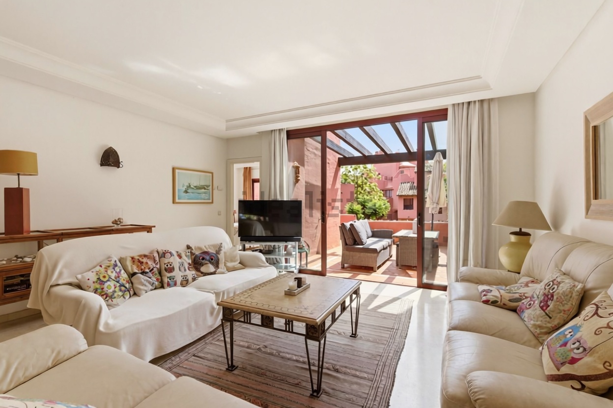 Beachfront duplex in Estepona — Living room