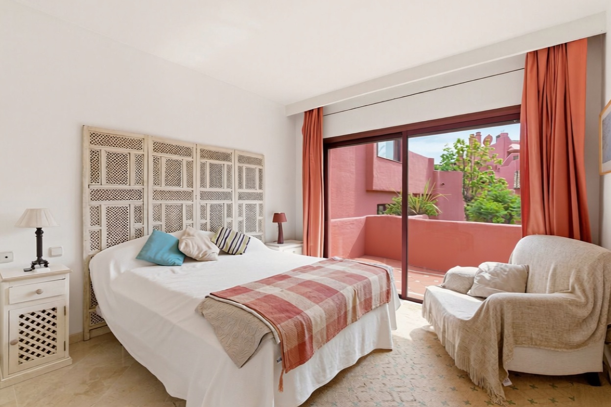 Beachfront duplex in Estepona — Bedroom