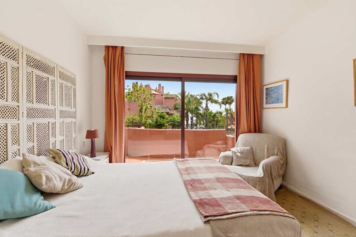 Beachfront duplex in Estepona — Bedroom