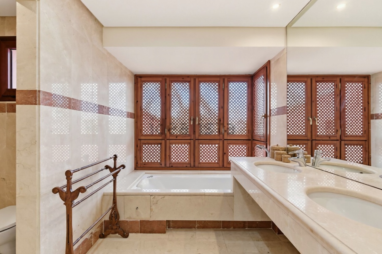 Beachfront duplex in Estepona — Bathroom