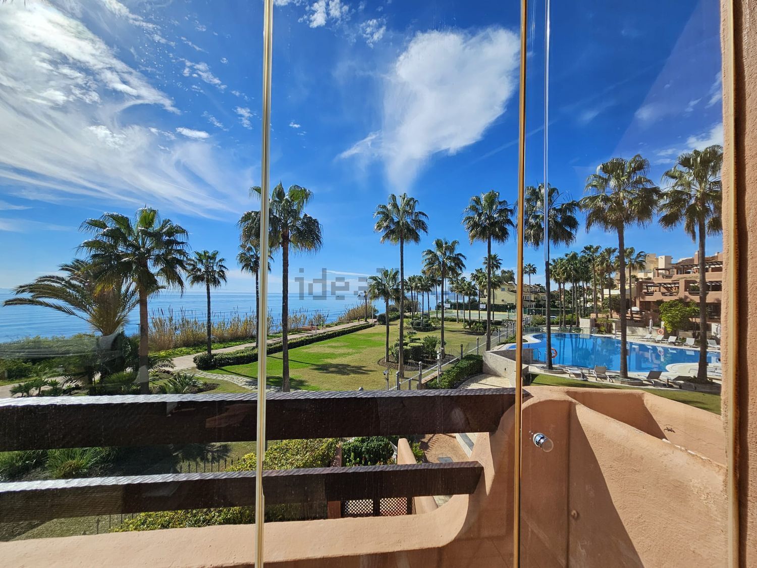 Piso en primera línea de playa en Estepona — Vista mar