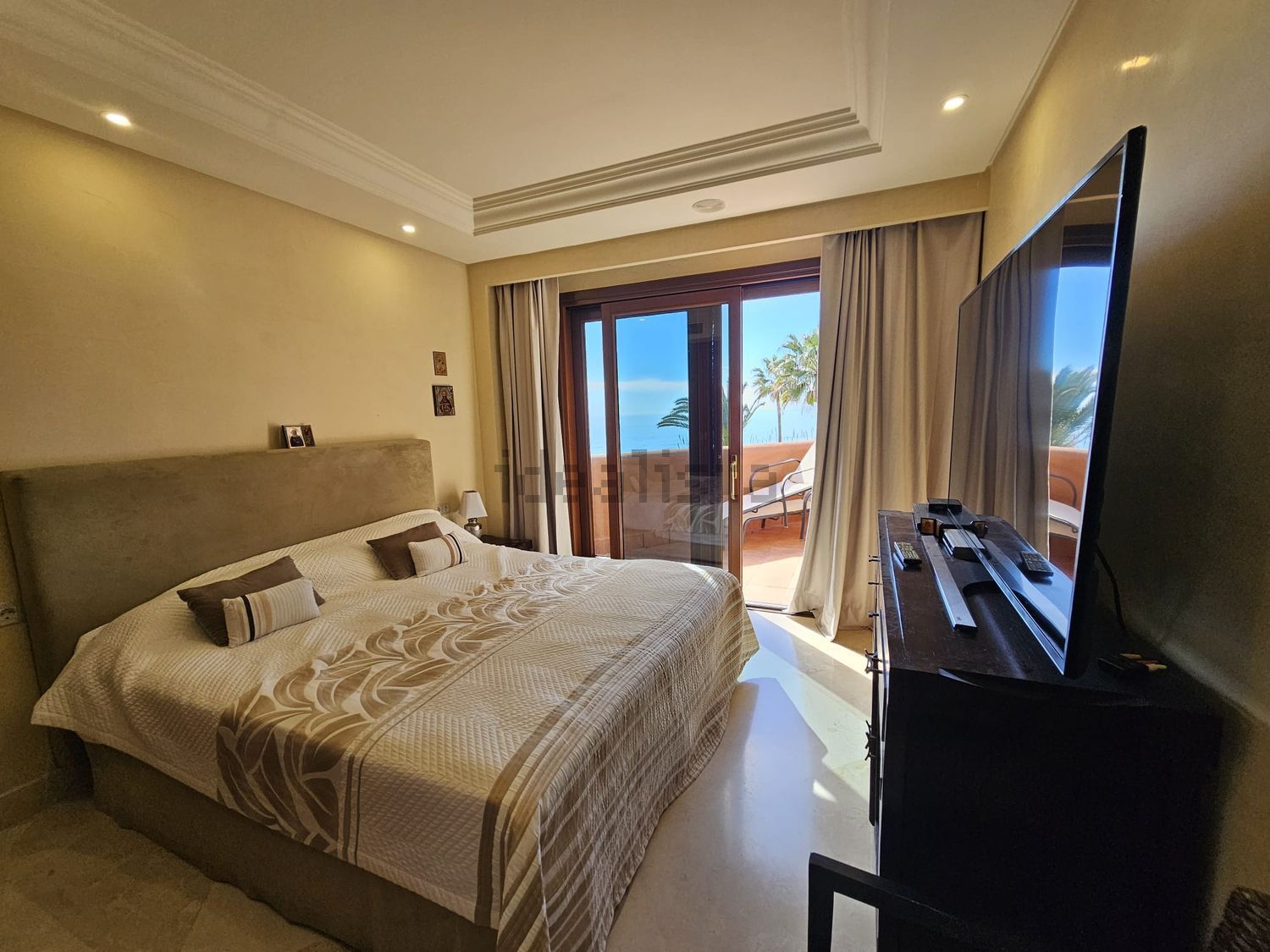 Piso en primera línea de playa en Estepona — Dormitorio
