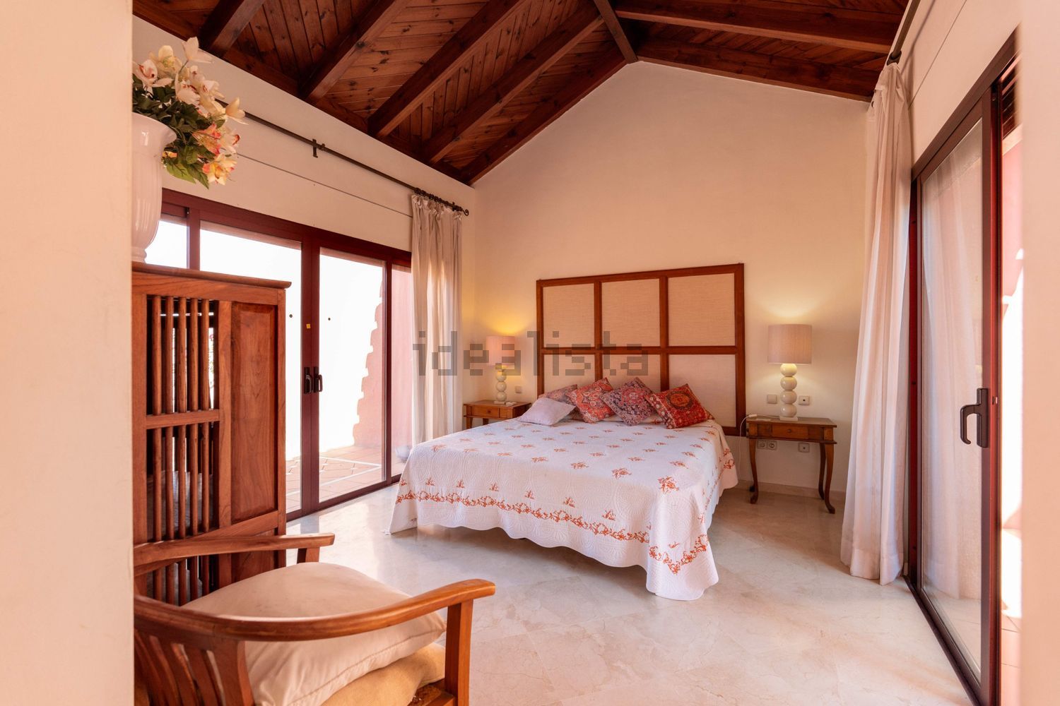 Dúplex en primera línea de playa en Estepona — Dormitorio