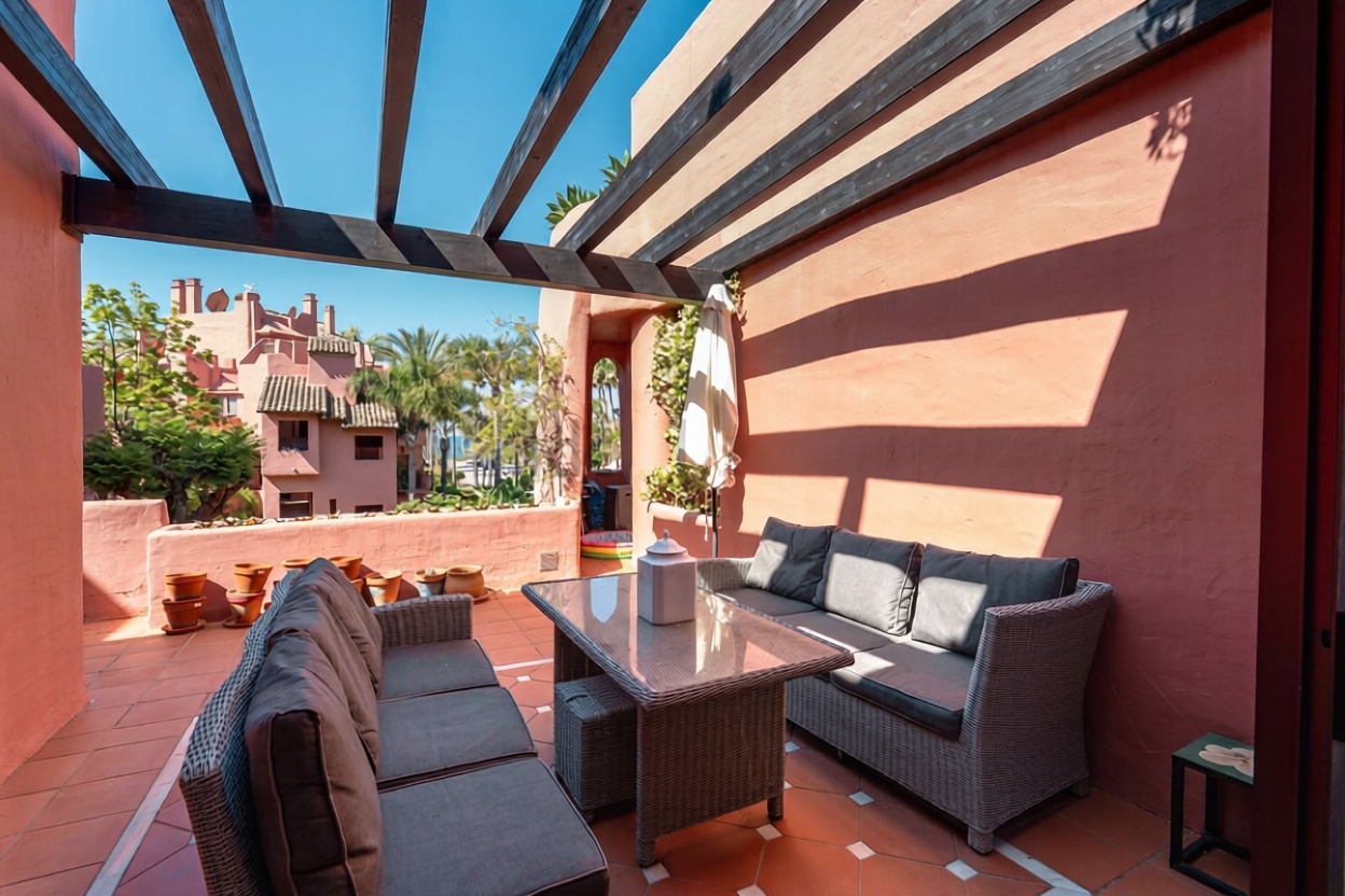 Beachfront duplex in Estepona — Sea terrace