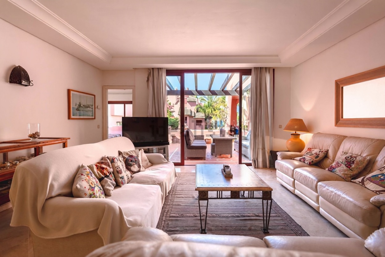 Beachfront duplex in Estepona — Living room