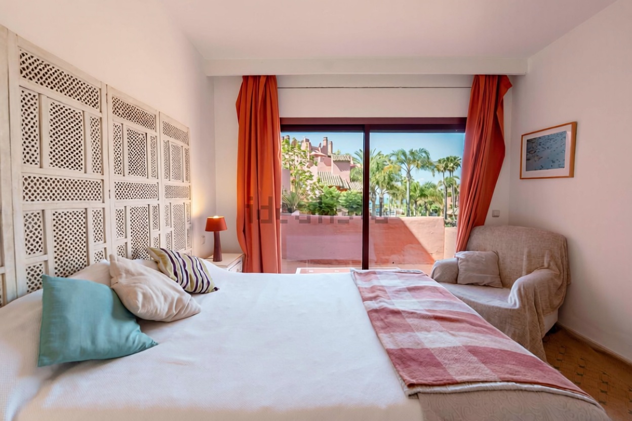 Beachfront duplex in Estepona — Bedroom
